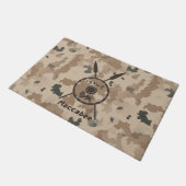 デザートマカビーシールドと槍 ドアマット (アングル)