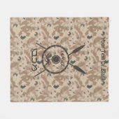 デザートマカビーシールドと槍 フリースブランケット (正面(横))