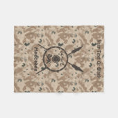 デザートマカビーシールドと槍 フリースブランケット (正面(横))