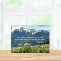 デシデラタの詩の山と牧草地の風景