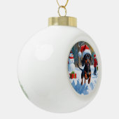 デシュント走の雪とクリスマスハット セラミックボールオーナメント (左)