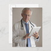デジタルを保持する医師のポートレート ポストカード (正面/裏面)