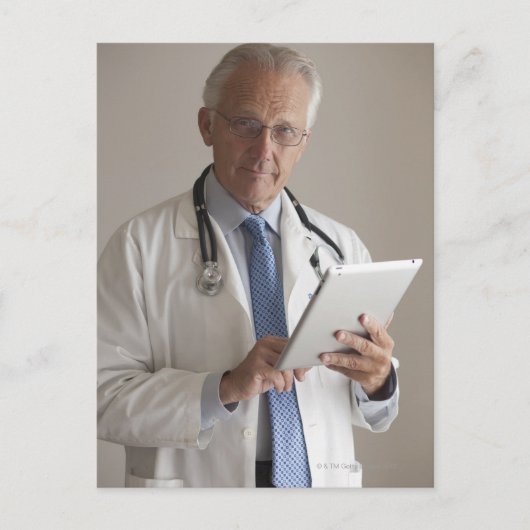 デジタルを保持する医師のポートレート ポストカード (正面)
