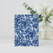 デジタルスカイブルーカモフラージュ – 白 ポストカード (スタンド正面)