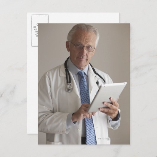 デジタル機器を持つ医者の肖像 ポストカード (正面/裏面)