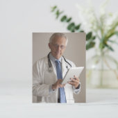 デジタル機器を持つ医者の肖像 ポストカード (スタンド正面)