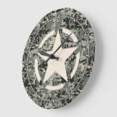 デジタル迷彩の星型ステンシル ラージ壁時計 (傾斜)