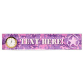 デジタル迷彩柄パターンのパーソナライズなピンクの星 デスクネームプレート (正面)