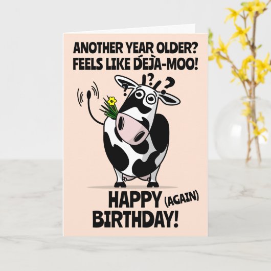 デジャッモープ！かわいい漫画の牛のハッピーバースデー カード (黄色い花)