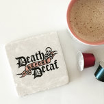 デスウィーデカフキュートスカルタイポグラフィ ストーンコースター<br><div class="desc">私たちの愛らしいコーヒーをテーマにした石のコースターで朝のジョーを休みなさい！かわいすごいいおもしろいタイポグラフィデザインはコーヒー好き素晴らしのためのストッキングのスタッファーや甘い贈り物を作る。デザインはブラックのゴシックスタイルタイポグラフィでスカルとクロスボーンイラストレーションとピーチ色のピンクのリボンのバナーを備えた「Death Before Decaf」。提供されたフィールドを使用しもして、名前またはモノグラムでパーソナライズ。</div>