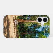 デスカンスの庭園の静かな歩道 iPhone 16ケース (裏面横)