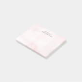 デスクからピンクの水彩のテクスチャ ポストイット (アングル)