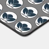 デスクのパーソナライズ:グレーのカスタムロゴ デスクマット (コーナー)