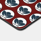 デスクの個人用設定：濃い赤のカスタムロゴ デスクマット (コーナー)