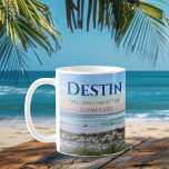 デスティンフロリカスタムダビーチバケーションキープサケ コーヒーマグカップ<br><div class="desc">デスティンフロリダの美しいビーチマグは、砂と海草の上の海波に優しく触れる豪華なピンクとオレンジの夕日を特徴としている。旅の日と家族のパーソナライズされた姓と素敵な海辺の記念お気に入りの品の土産。</div>
