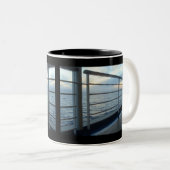 デッキの水平な眺めのマグ ツートーンマグカップ (正面右)