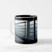 デッキの水平な眺めのマグ ツートーンマグカップ (正面左)