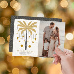 デッキザパームズゴールデンパームツリークリスマスフォト シーズンカード<br><div class="desc">このミニマリストのシック"Deck the Palms"クリスマスホリデーフォトカードは、クリスマスの休日のオーナメントと金ゴールドにパームフェイクツリーを備えている。裏面には幾何学模様の濃い灰色の背景が特徴である。お客様のニーズに合わせてカスタマイズあなたは私の店でマッチする製品を見つけることができる。</div>