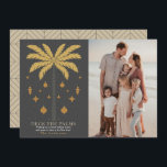 デッキザパームツリーグレークリスマスフォト シーズンカード<br><div class="desc">このミニマリストのシックな「Deck the Palms」クリスマスホリデーフォトカードは、金ゴールドにパームの木を備えフェイク、ダークグレーの背景にクリスマスの休日のオーナメントを備えている。裏面には幾何学模様の濃い灰色の背景が特徴である。お客様のニーズに合わせてカスタマイズあなたは私の店でマッチする製品を見つけることができる。</div>