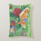 デッキチェアに赤い猫が寝ている枕 アクセントクッション (正面(垂直))