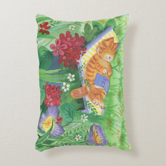 デッキチェアに赤い猫が寝ている枕 アクセントクッション (正面(垂直))