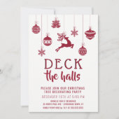 デッキホールクリスマスツリーのトリミングのパーティーの赤 招待状 (正面)