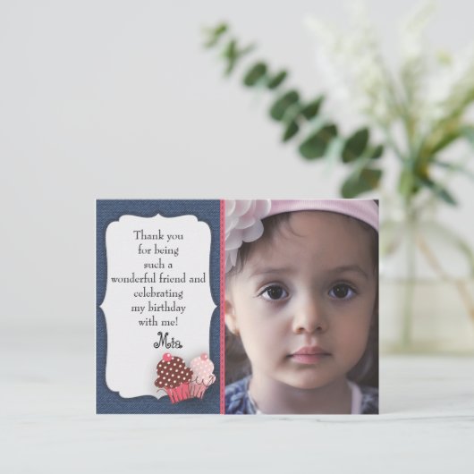 デニムとピンクカップケーキ写真誕生日ありがとう ポストカード (スタンド正面)