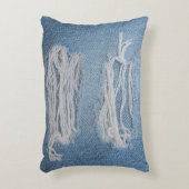 デニムのジーンズの肌の肌の色が青で引き裂かれた部分。スタイリッシュ アクセントクッション (正面(垂直))