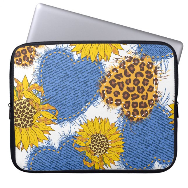 デニムのハートは、裂けた縁と裂けた布で作られる ラップトップスリーブ (正面)