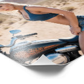 デニムショーツでブロンドの女の子を砂漠のバイクで フォトプリント            (角)