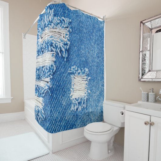 デニムジーンズに穴。破れた破れた青いjeを破った シャワーカーテン (インサイチュ)