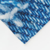 デニムジーンズに穴。破れた破れた青いjeを破った フリースブランケット (角)