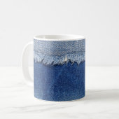 デニムジーンズの布の背景を破った コーヒーマグカップ (正面左)