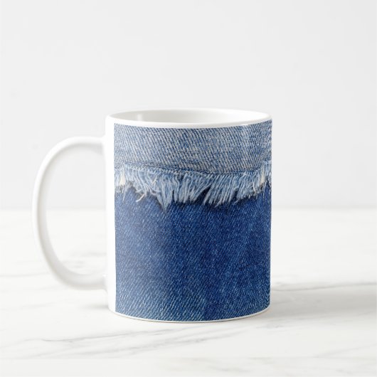 デニムジーンズの布の背景を破った コーヒーマグカップ (左)