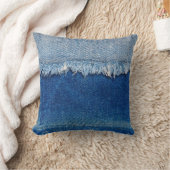 デニムジーンズの背景。デニム織物を裂き取り、b クッション (ブランケット)