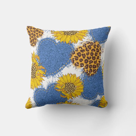 デニムハートは、裂けた縁と裂けた布で作られる クッション (裏面)