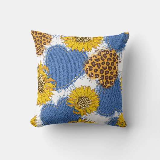 デニムハートは、裂けた縁と裂けた布で作られる クッション (正面)