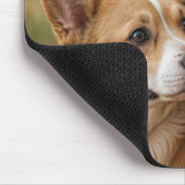 デニムパンツの若い女性とコルギ犬 マウスパッド (コーナー)