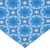 デニムブルーの濃淡の幾何学的な花のパターン ショートテーブルランナー (コーナー)