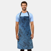 デニムブルー無地のカラーアンティーク車、錆びた金属 エプロン (着用した状態)