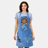 デニムポケットフェイク入りブラウンキャット名前をカスタムする エプロン (着用した状態)