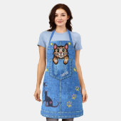 デニムポケフェイクットのCalico Cat名前をカスタムする エプロン (着用した状態)