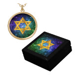 デビッドの星 – Magen David ゴールドプレートネックレス<br><div class="desc">深いブルー、紫、緑の銀河系とデイビッドの星。この画像を選択したネックレススタイルに適用し、イヤリングを追加してセットを完成させる。マッチする宝石箱は別売り。</div>