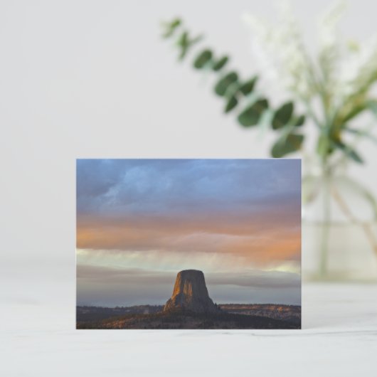 デビルズタワー国定記念碑、夕暮れ時の嵐 ポストカード (スタンド正面)