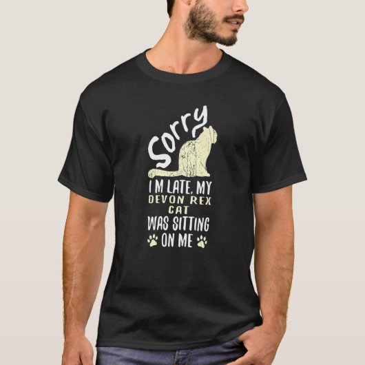 デボンレックスの猫が私の上に座ってて遅刻だわ 猫 2 Tシャツ (正面)