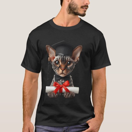 デボンレックスの猫の卒業式の帽子 卒業証書 Tシャツ (正面)