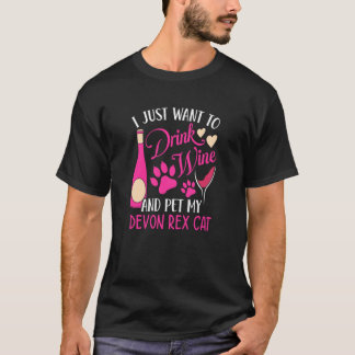 デボンレックスの猫を撫でてワインを飲む 猫ママ ユーモア Tシャツ