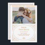 デモダンコ |エレガントフェイク金ゴールドと白写真 セーブザデート<br><div class="desc">この華やかな結婚式は、日付カードを保存しモダンて、クラシックアートデコのスピンを特徴とする。金ゴールド華美はフェイク幾何学的なフレームと装飾飾とエレガント、あなたの個人的な写真と白い背景をドラマチックなヴィンテージの結婚式の外観に見える。</div>