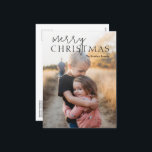 デュオフォントタイポグラフィフォトモダンクリスマス シーズンポストカード<br><div class="desc">写真モダン写真上のキュートでおもしろいタイポグラフィでシンプルすミニマル「Merry Christmas」のデザインとクリスマスを特集したクリスマスのハガキお気に入りの。</div>