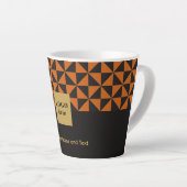 デュオブラックとオレンジのクラフト – ビジネスロゴラテマグカップ カフェラテマグ (右アングル)